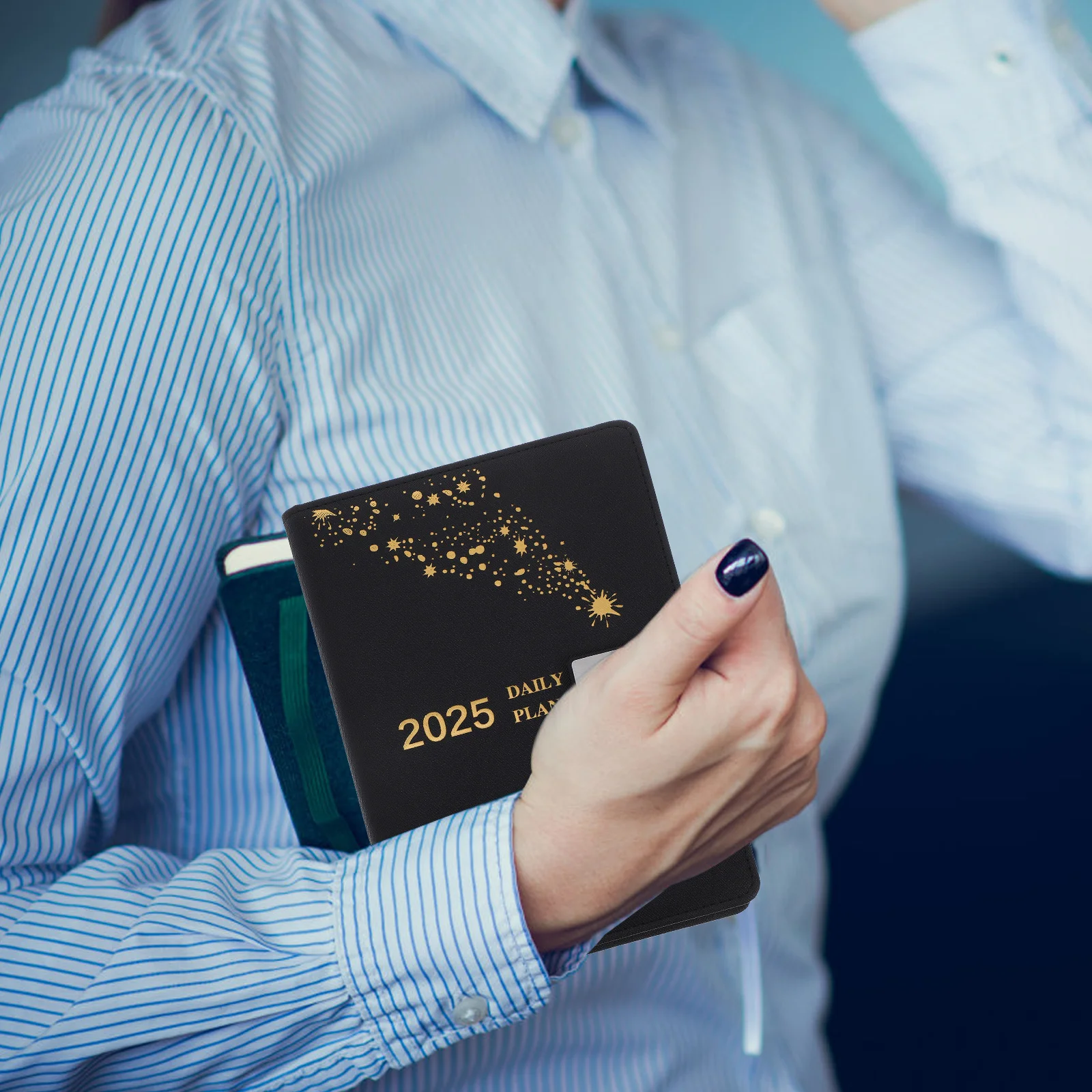 A5 2025 مخطط يومي مع علامات التبويب ورقة سميكة مجلة التقويم الشهري الأسبوعي لإدارة المهام والكفاءة والإنتاجية