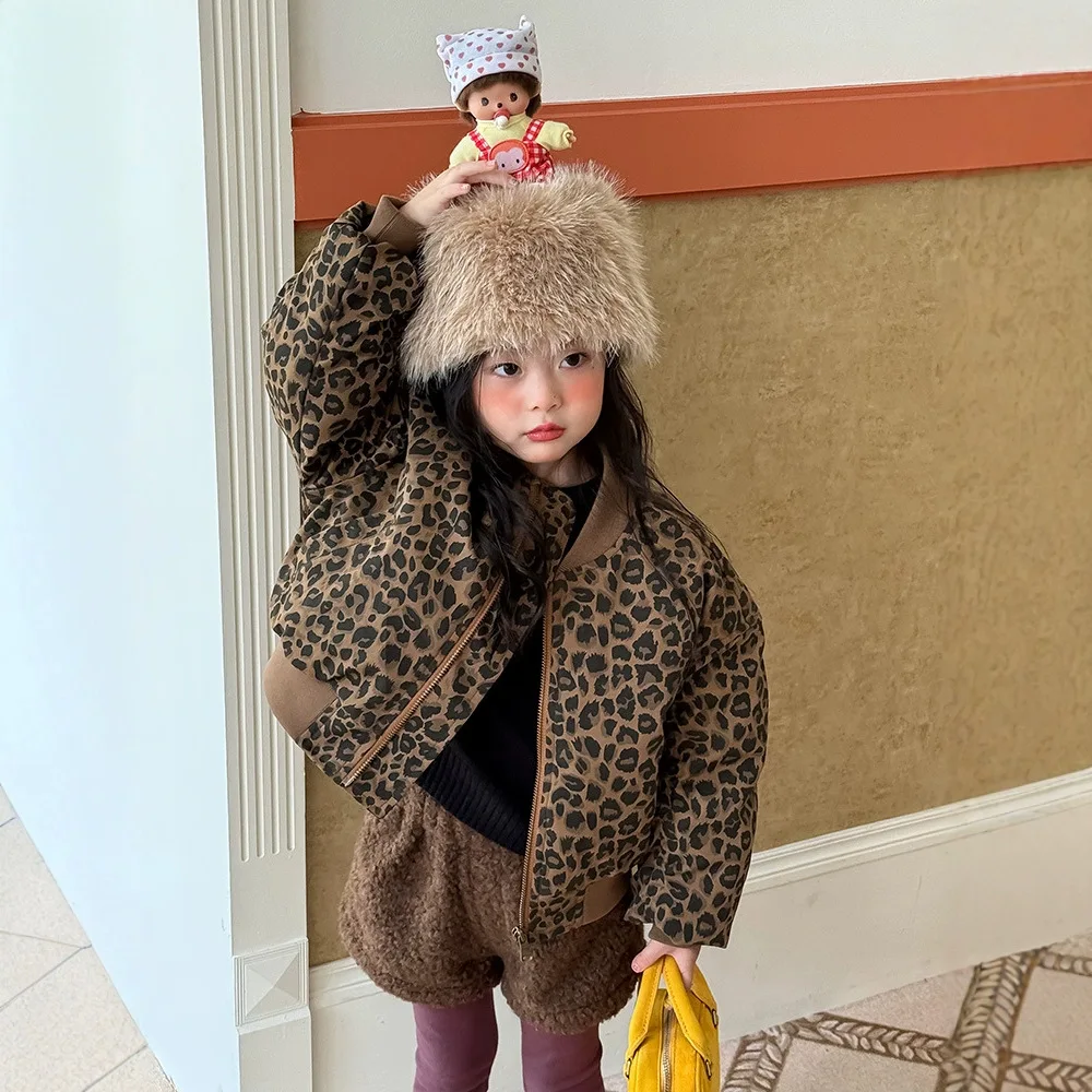 

Пальто для девочек, осень 2023, новый продукт, корейская версия, короткая куртка с леопардовым принтом и хлопковой молнией, модная и стильная одежда