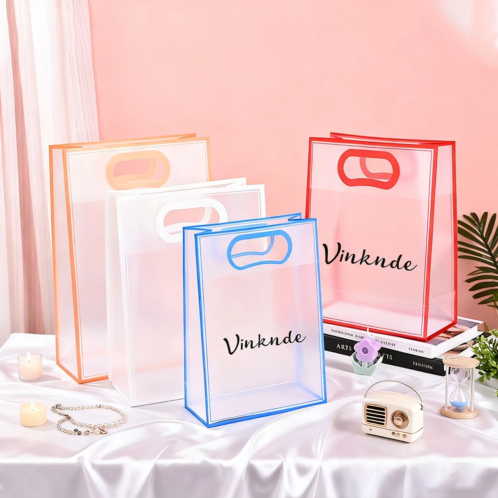 

50 шт., индивидуальный логотип, стоячая сумка для покупок, пластиковые пакеты, косметические духи, ювелирные изделия, подарок подружкам невесты, полипропиленовая сумка с ручкой