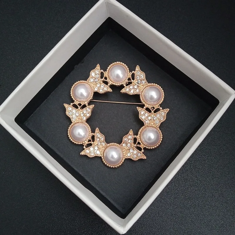 Palace style leaf brooch, luxurious pearl rhinestone chest flower clover suit jacket pin accessory