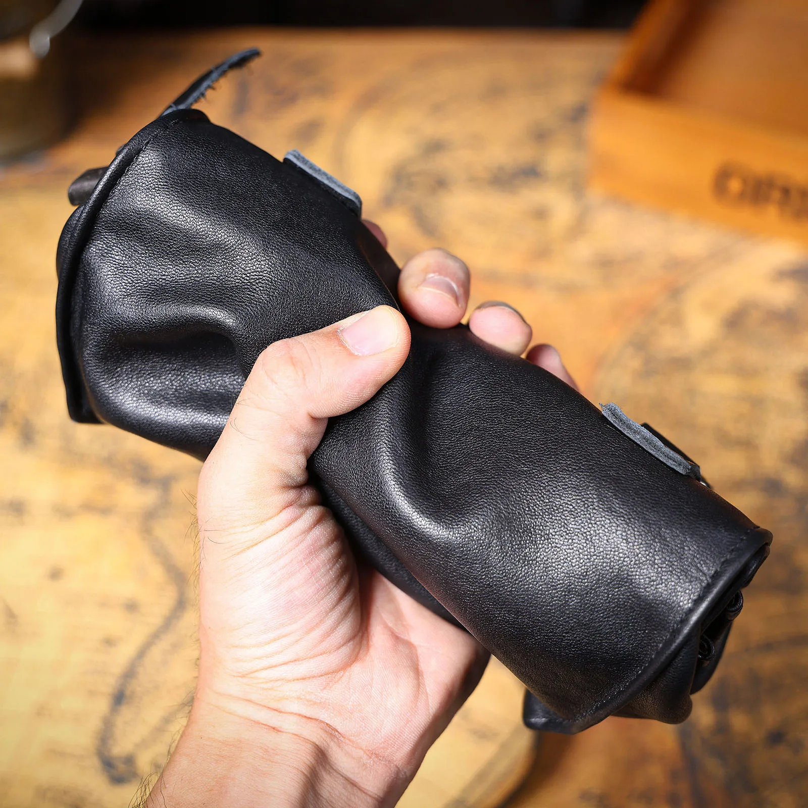 Echte Leder-Umhängetasche für Herren, Modische Brusttasche aus Rindsleder, Pflanzlich gegerbtes Leder, Unisex – Detail 14