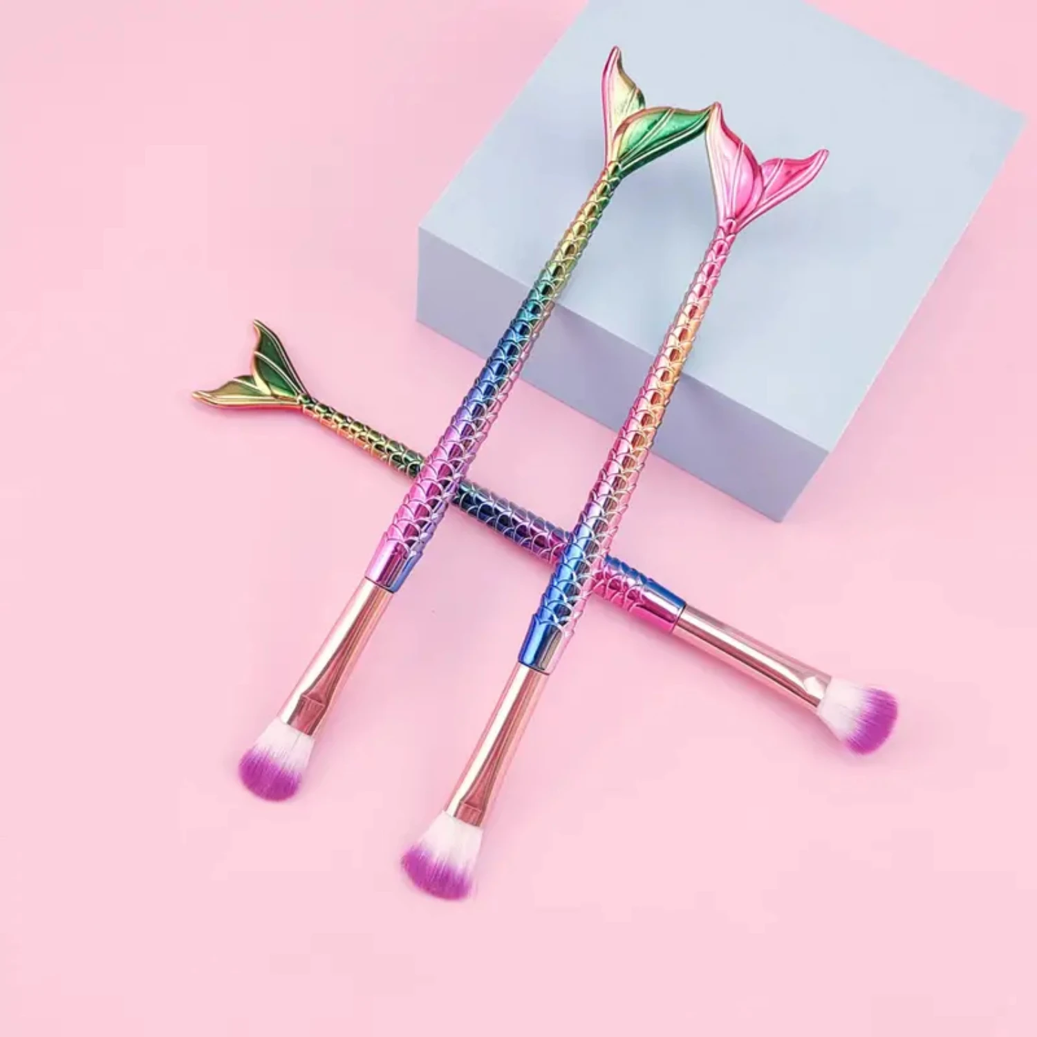 다채로운 인어 피쉬테일 메이크업 브러쉬 - 뷰티 메이크업을 위한 전문 아이섀도 브러쉬