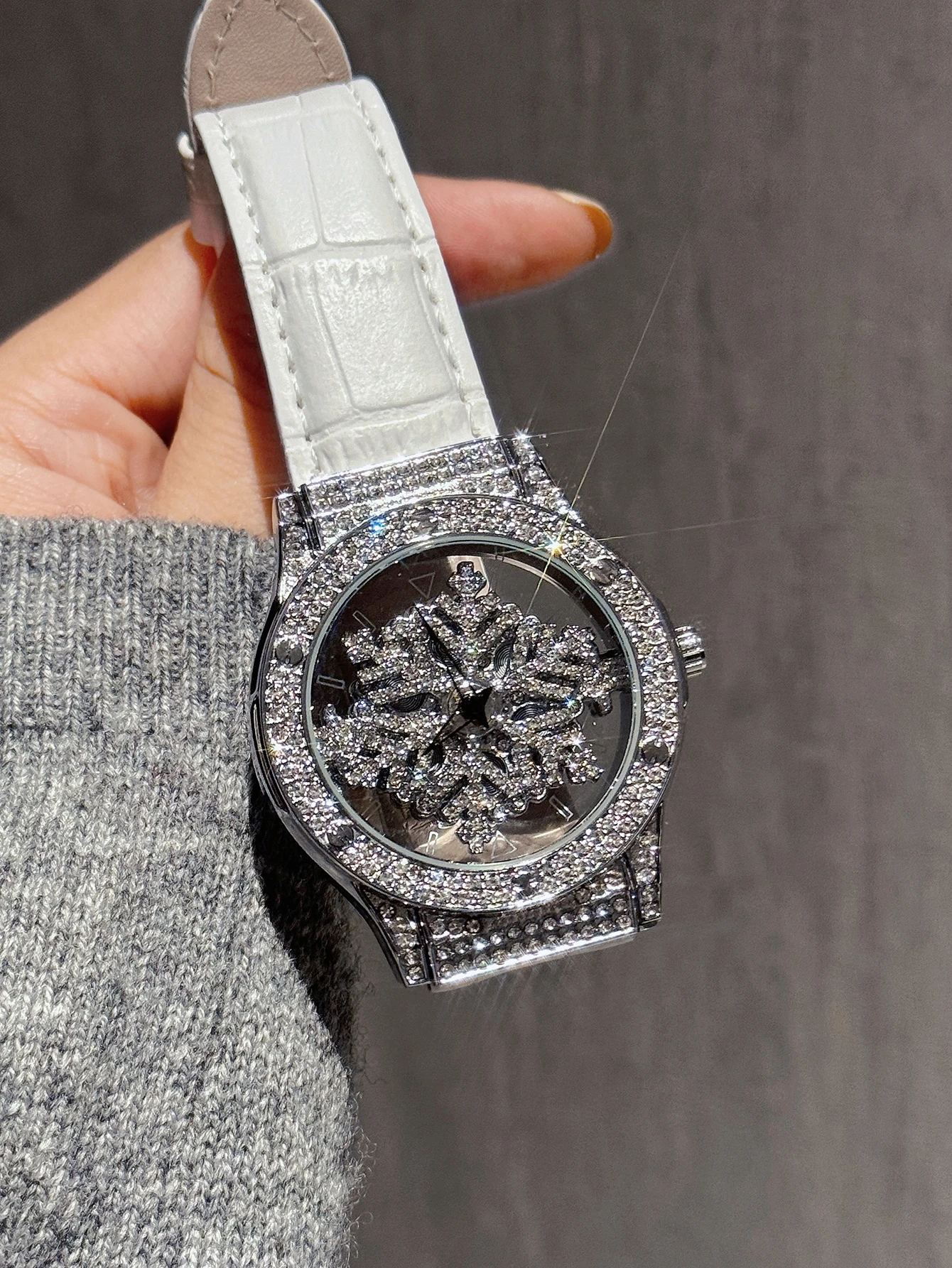 LSVTR Brand Single-Piece Fashionable Women's Watch, Rhinestone Setting, Rotating Starry Sky Dial, Snowflake Pattern, Waterproof