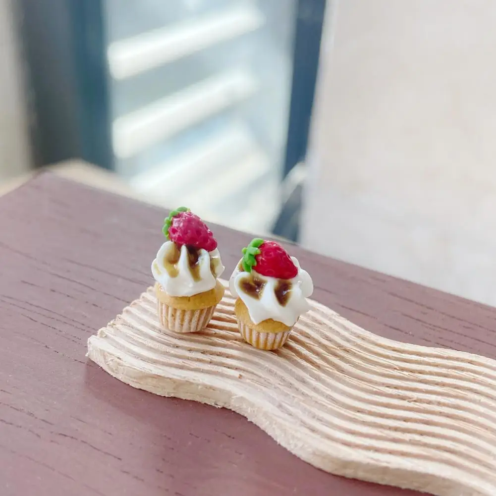 Modello realistico di cupcake Modello di cupcake in miniatura Accessori di frutta per la decorazione della casa delle bambole Simulazione di dessert in argilla