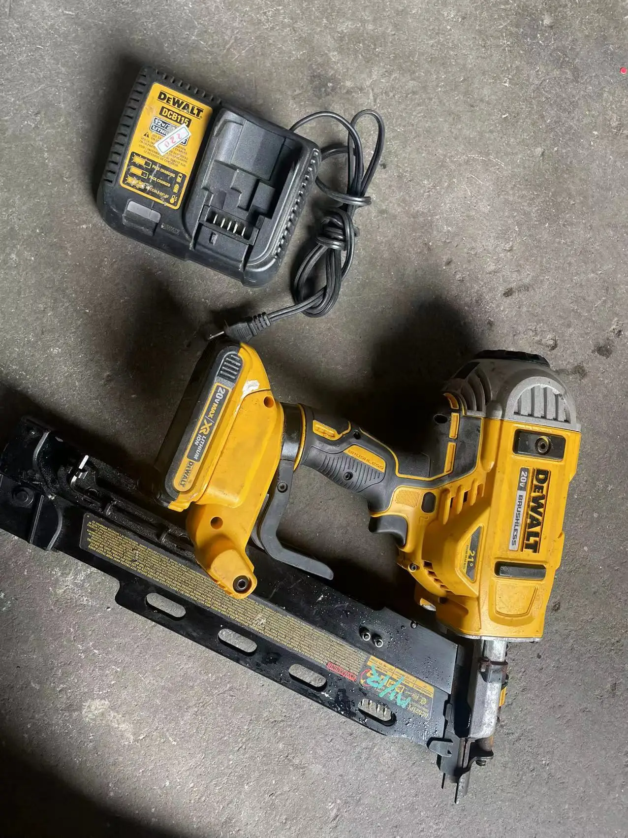 Used Dewalt DCN21PL 20-Volt MAX 15 Cordless Coil Roofing Nailer，with battery and charger