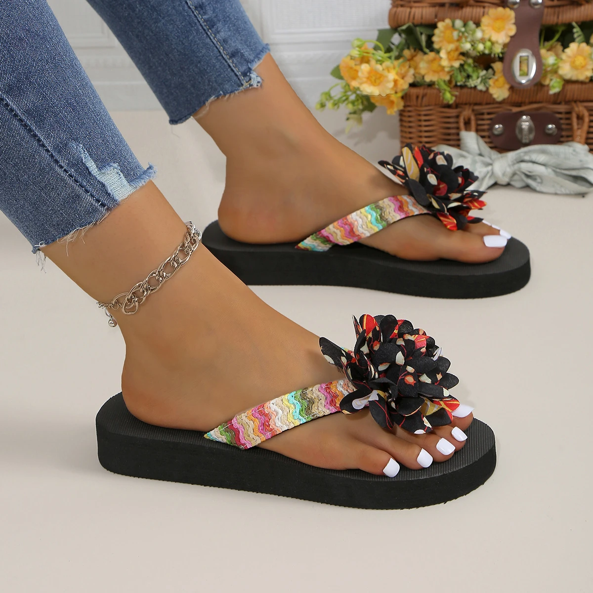 Women's Summer Soft-soled Comfortable Floral Decorative Thick-soled Flip-flops 2026 New Color-blocking Design Beach Slippers