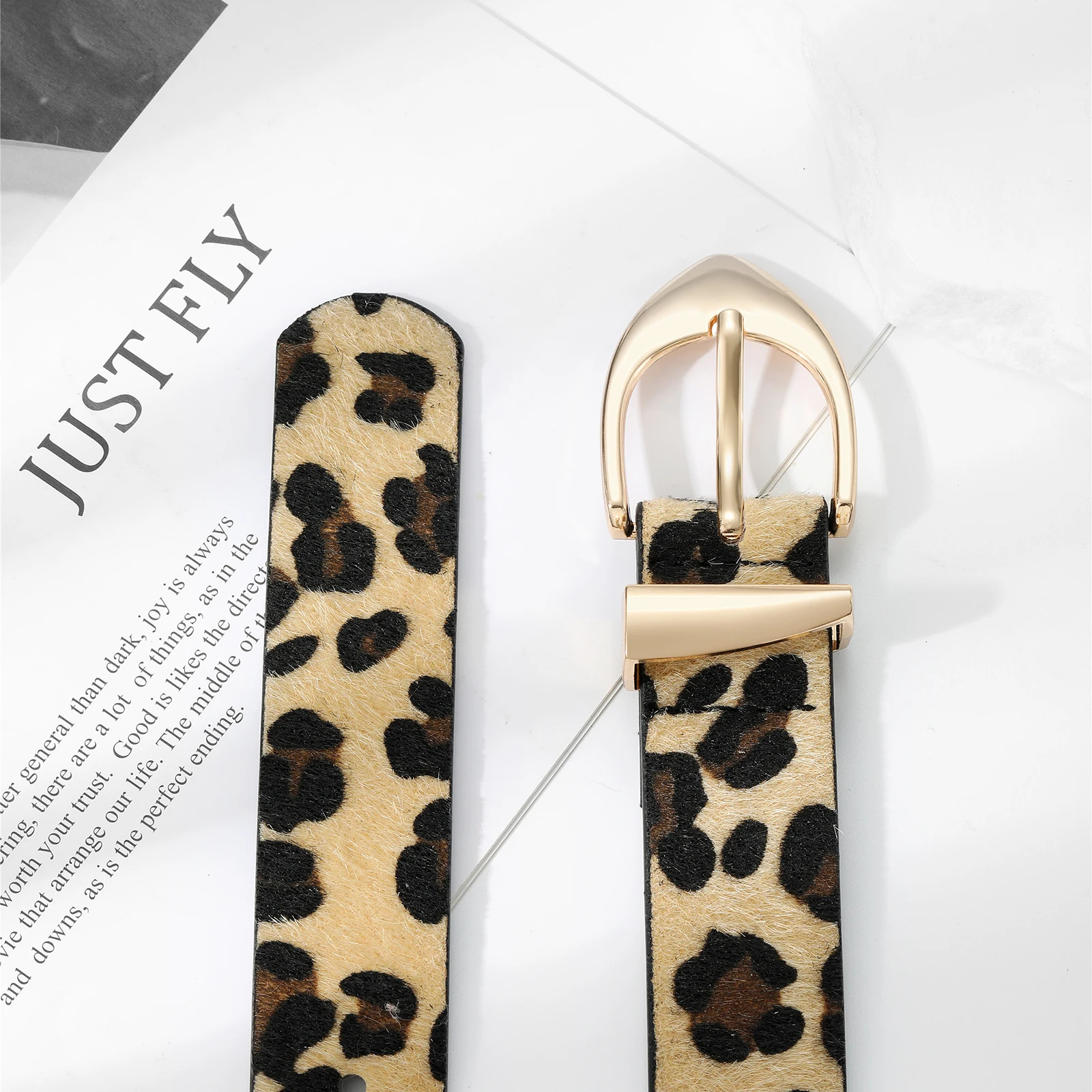 cinto-com-estampa-de-leopardo-que-combina-perfeitamente-com-jeans-vestidos-e-saias-adicionando-um-toque-divertido-e-selvagem-aos-trajes-infantis