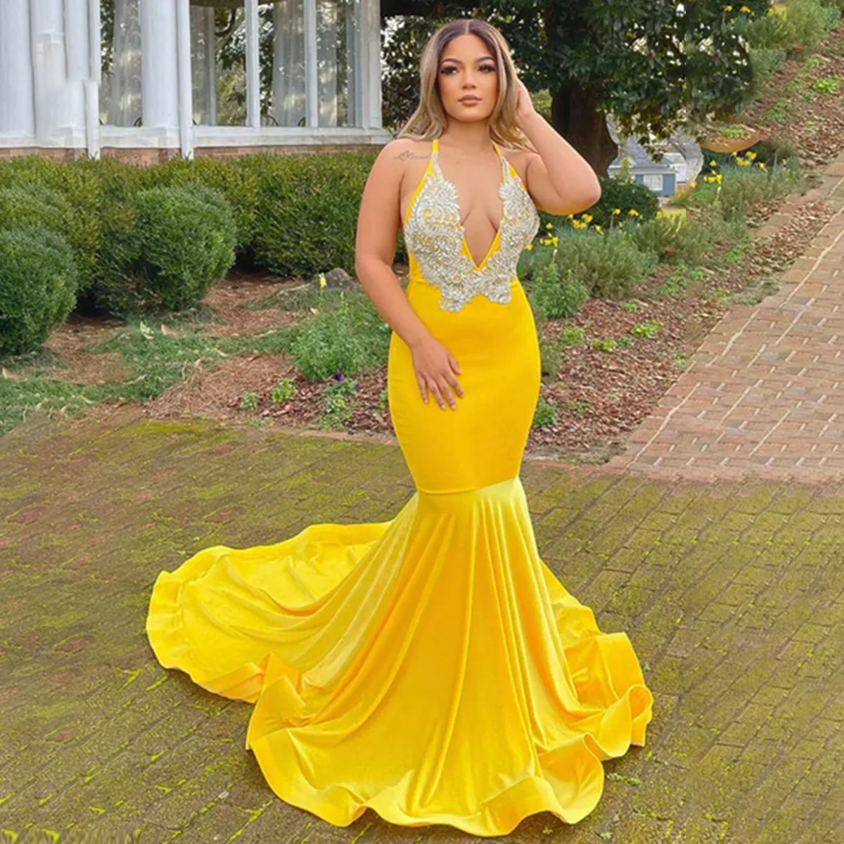 

Sparkly 2024 Mermaid Prom Dresses Yellow Crystal Brush Train Formal Sleeveless Evening Patry Dress Rhinestone Robe de soirée