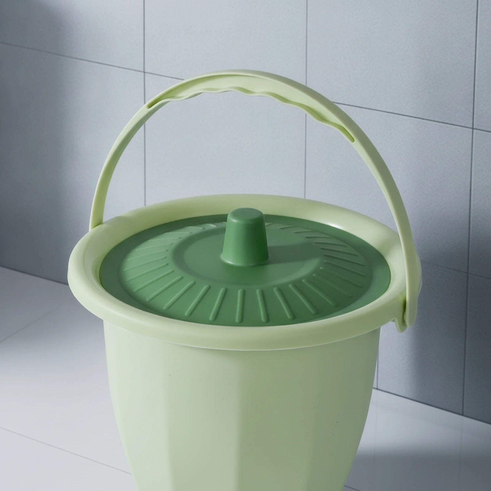 Bedside Toilet with Lid Compact Portable Plastic Urinal Portable Toilet Lightweight Urine Bucket Leak-Proof for Elderly, Bedroom