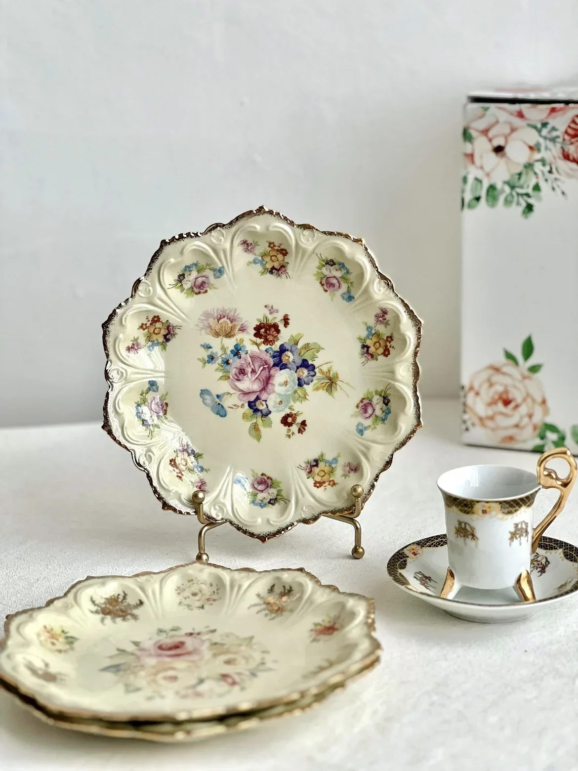 

Palace Style Retro European Rococo Octagonal Drawing Gold Plate Beige Flower Porcelain Dinner Ceramic Plate Trinket Dish