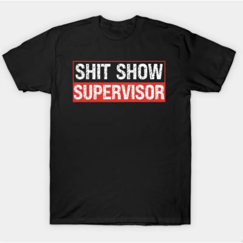 เสื้อยืด Shit Show Supervisor, ตัวอักษรตัวหนาสีขาวพร้อมดีไซน์ขอบสีแดง, เสื้อที่มีข้อความตลกสำหรับสไตล์ลำลองที่มีอารมณ์ขันและทันสมัย