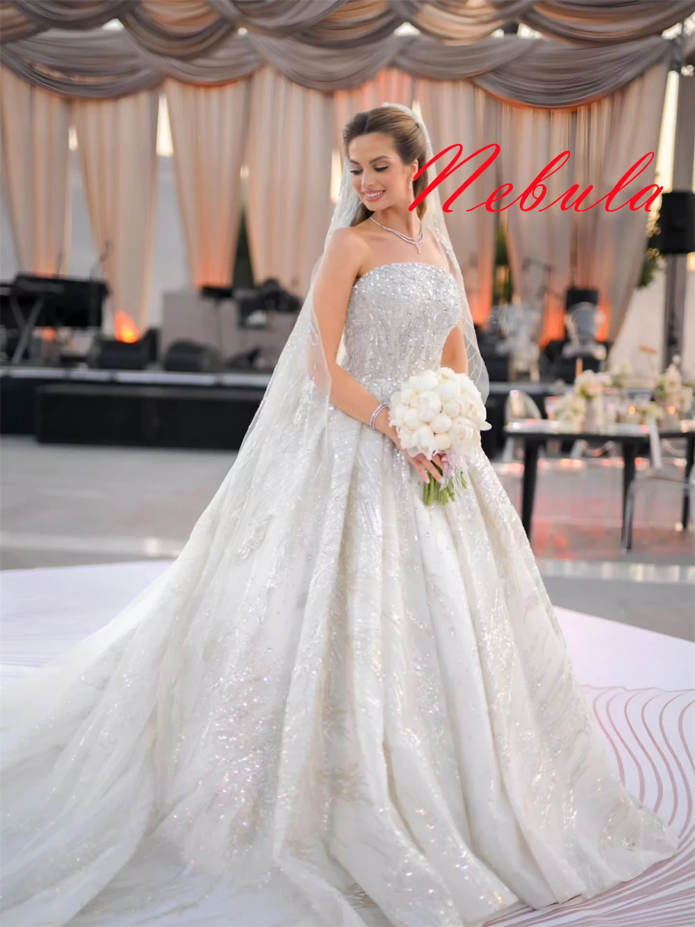 

Customized White Organza Wedding Dress Temperament Strapless Sleeveless Bridal Gowns Chapel Train Open Back A-Line Dress