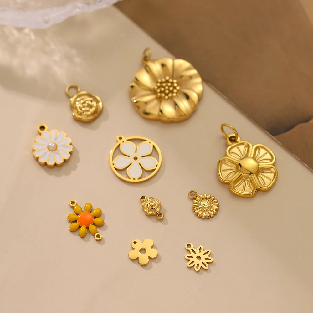 CARLIDANA Pingente de flor de margarida banhado a ouro à prova d'água de aço inoxidável sem manchas faça você mesmo colar pingentes fabricação de jóias