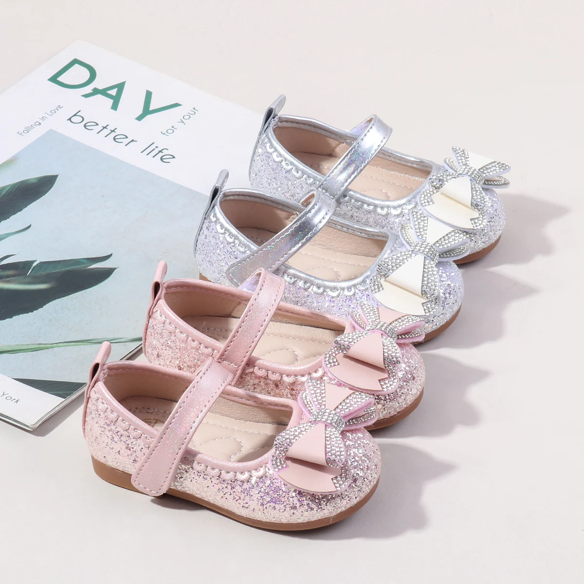 2025년 봄 0-3세 아기 캐주얼 신발 PU 가죽 크리스탈 스팽글 사계절 야외용 여아 신발 미끄럼 방지 통기성 디자인