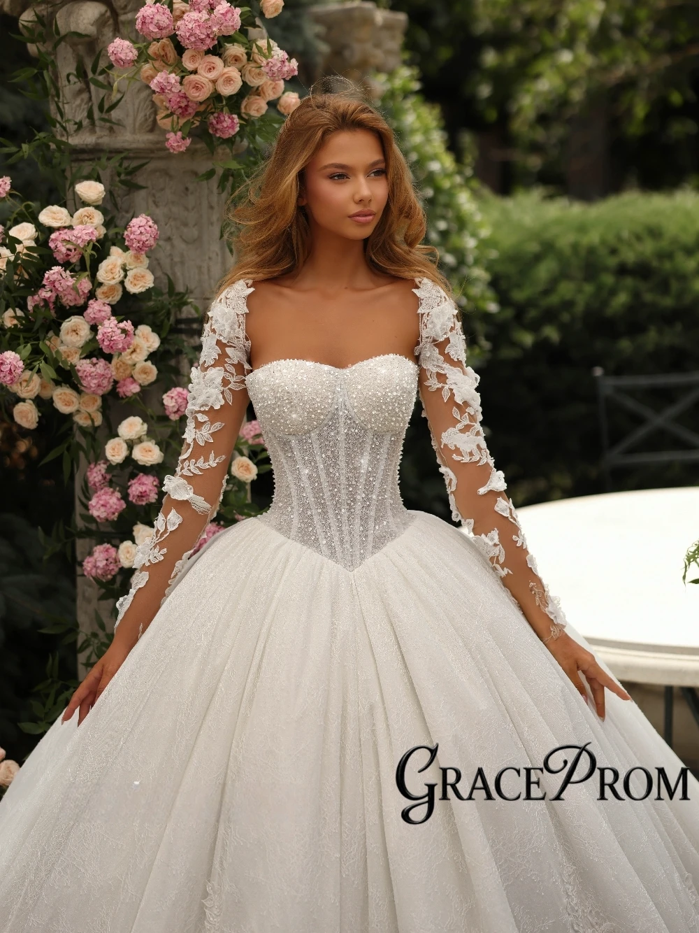 

Romantic Sparkling Wedding Dress Intricate Appliques Ball Gown For Women Customized Luxurious Long Train Bride Wear New Arrival