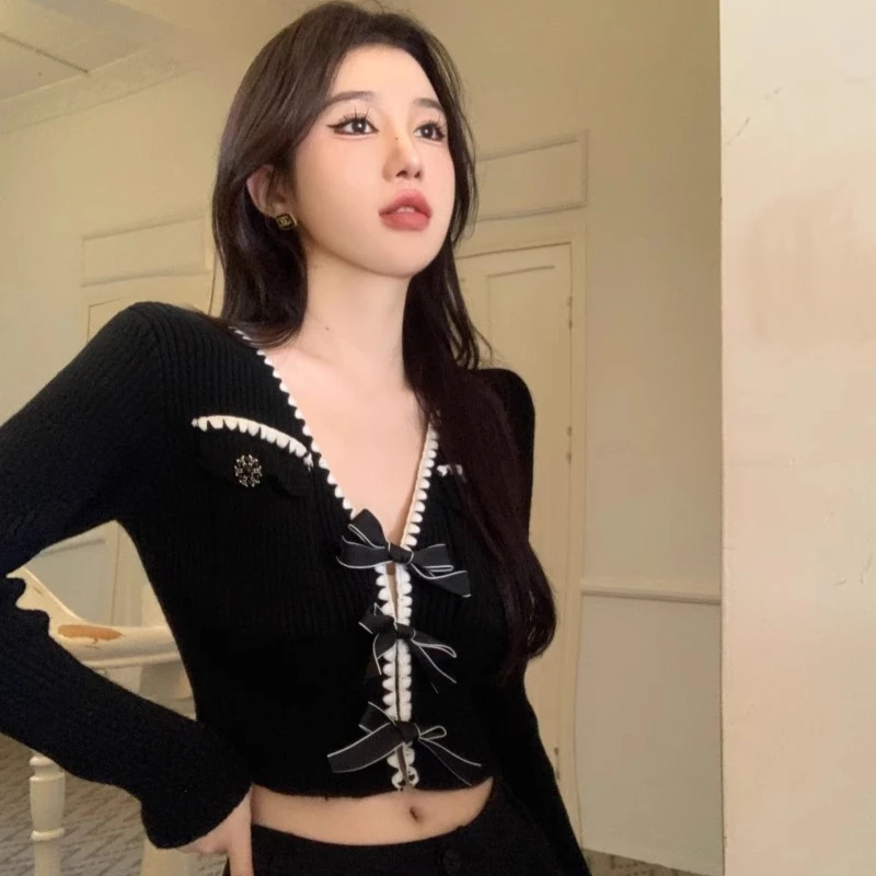 2025 musim semi baru wanita kardigan rajut pendek sweter hitam kancing busur leher V manis Fashion elegan pakaian rajut ramping lengan panjang