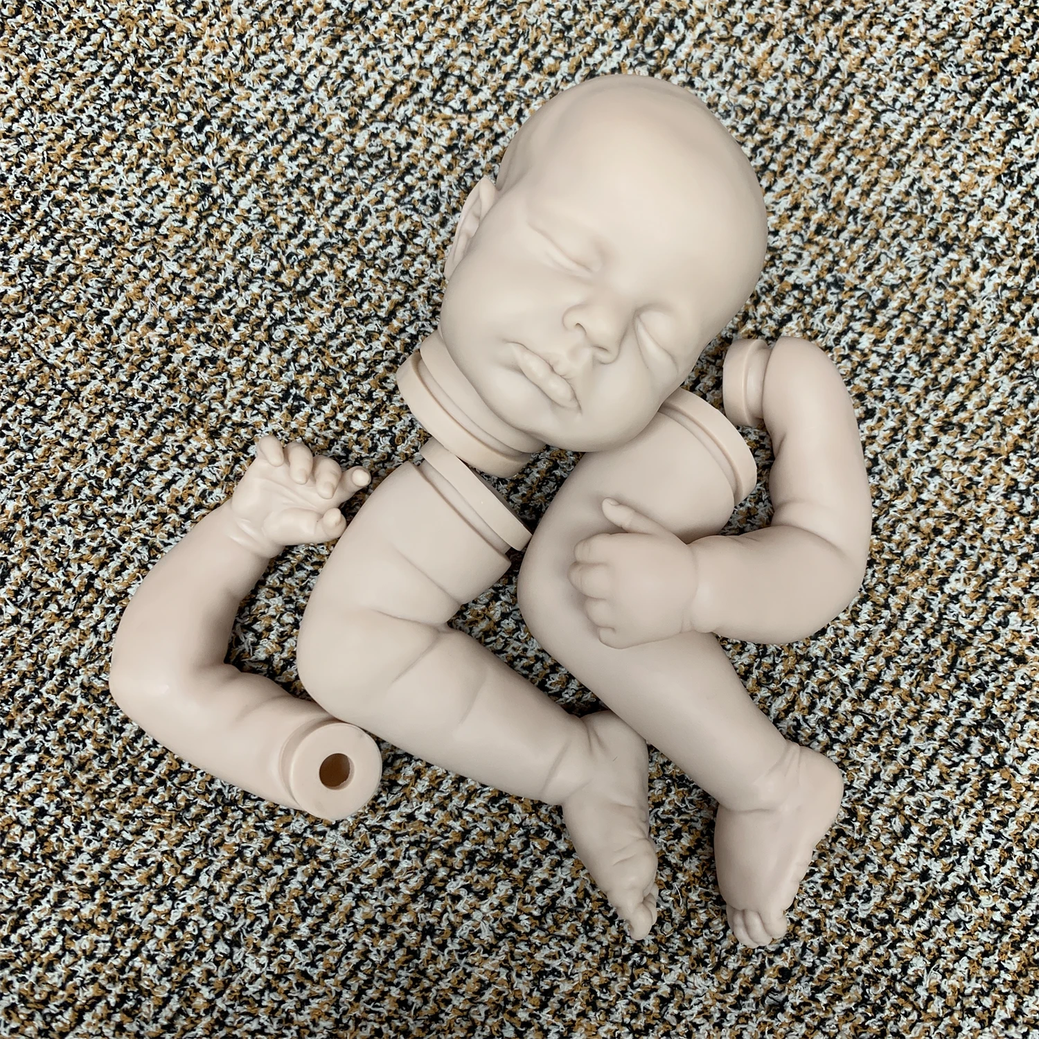 Kits de poupée Reborn à yeux fermés non peints de 46CM avec corps en tissu doux Kits de poupée Reborn très doux faits à la main non assemblés pour cadeau d'enfant