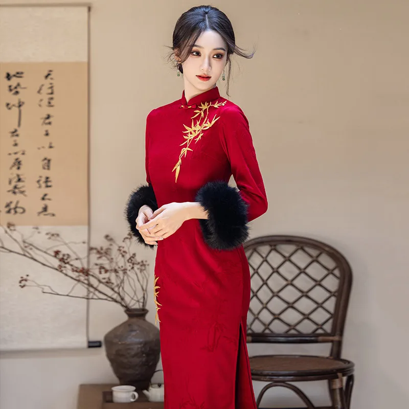 Cheongsam lengan panjang gaya Cina yang diperbaiki dengan bordir merah dan tebal untuk wanita muda, Qipao retro musim dingin.