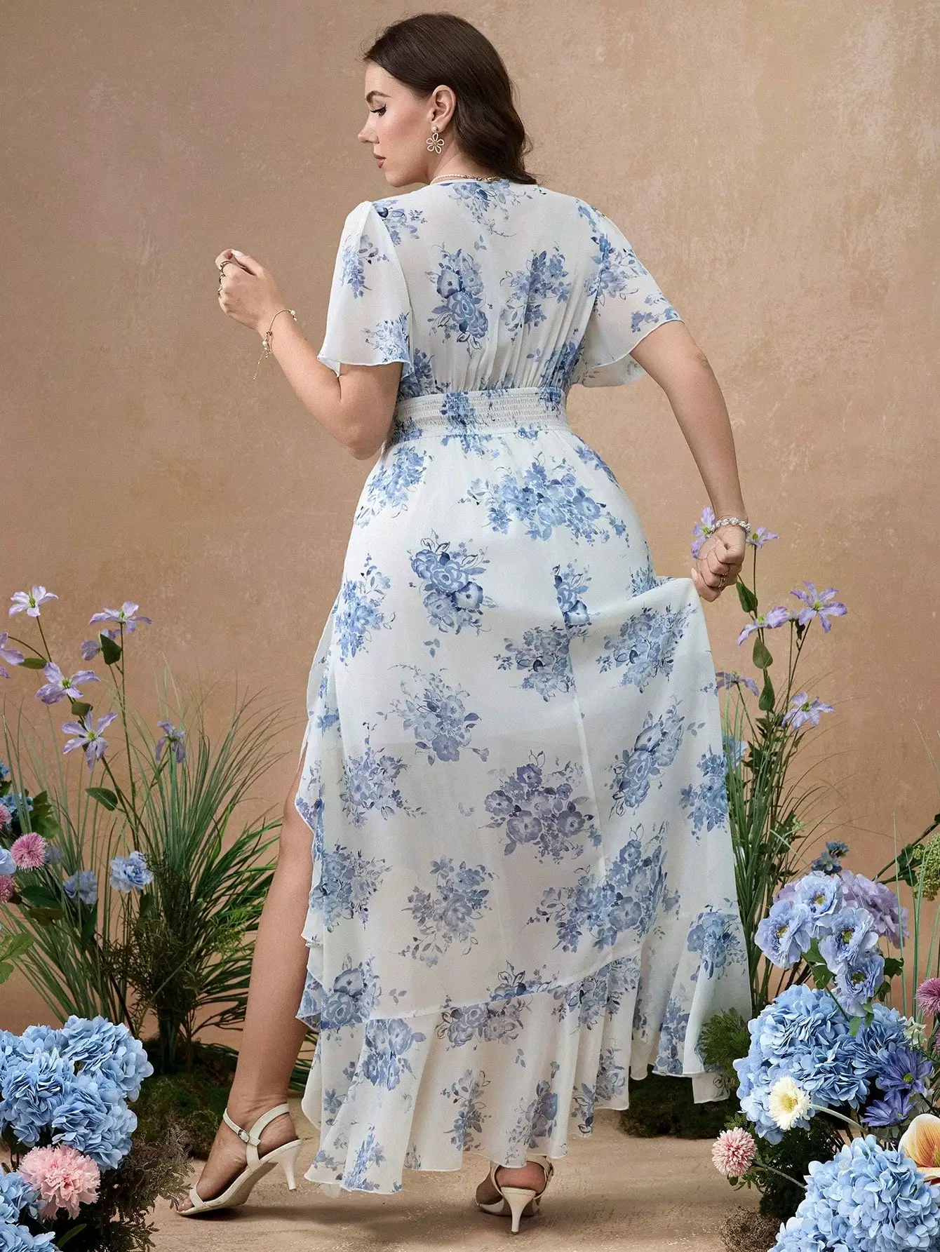 

Женское платье А-силуэта с V-образным вырезом, рукавами с рюшами и цветочным принтом, асимметричного кроя