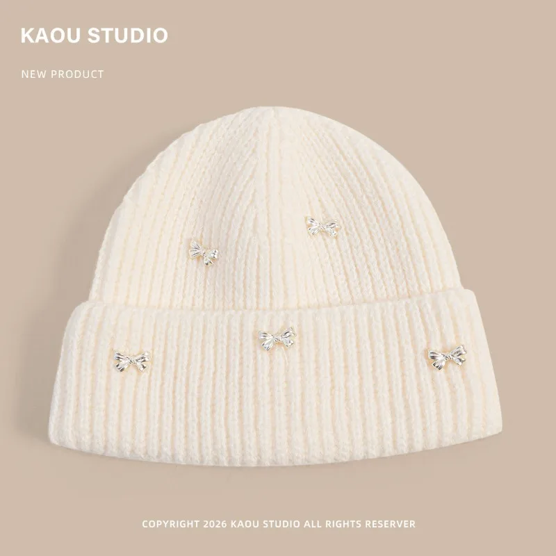 Neue, süße und niedliche Strickmütze mit Schleife, ideal für Herbst und Winter, warm, für Outdoor-Aktivitäten, zum Schutz der Ohren, als bequeme Mütze für Damen. – Detail 4