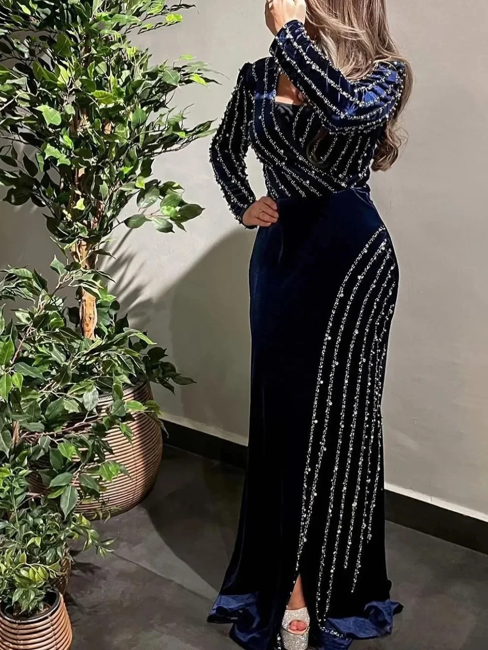 Navy Blue Velvet V-Neck Evening Dresses A Line Beads Gorgeous Side Slit Formal Occasion Prom Gowns Long Sleeves فساتين الحفلات