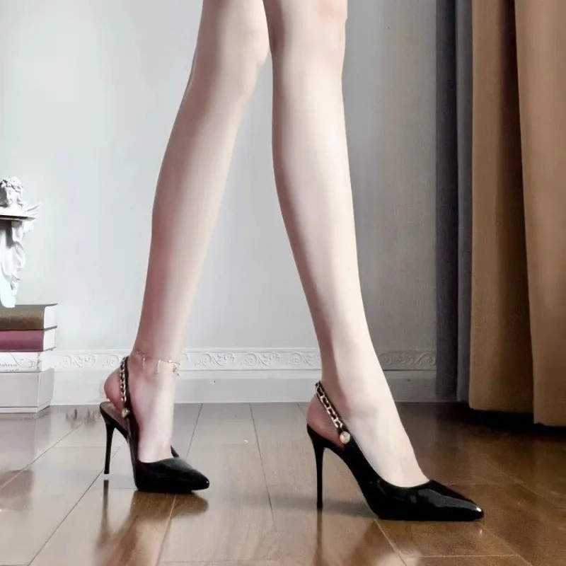 جديد براءات الاختراع والجلود سلسلة مثير أشار تو الفم الضحلة خنجر مزاجه عالية الكعب المرأة موضة باوتو الصنادل