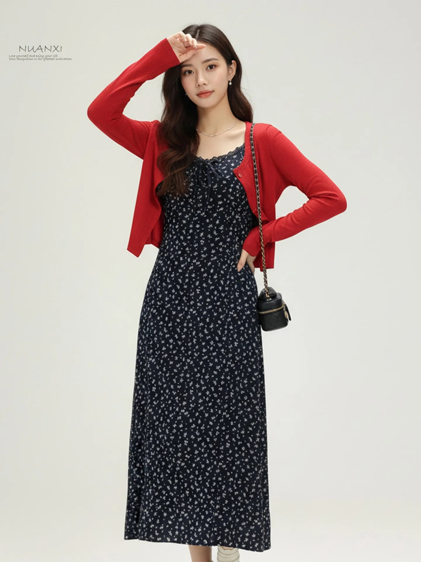 

Комплект женской одежды Nuanxi 2026: платье с цветочным принтом, белый топ с открытыми плечами и красными акцентами, а также юбка миди с длинными рукавами