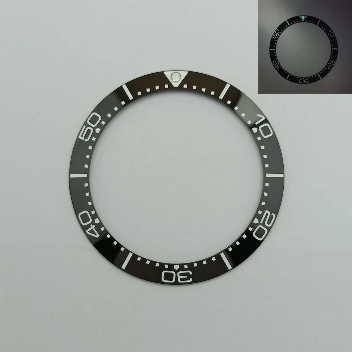 Insertion de lunette en céramique inclinée 40.7mm * 33.0mm pièces de rechange pour montres