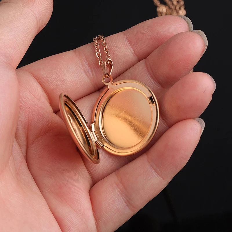 Photo Frame Locket Necklace for Man Women Lovers Vintage Opening and Closing Round Shape Photo Box Pendant Necklace