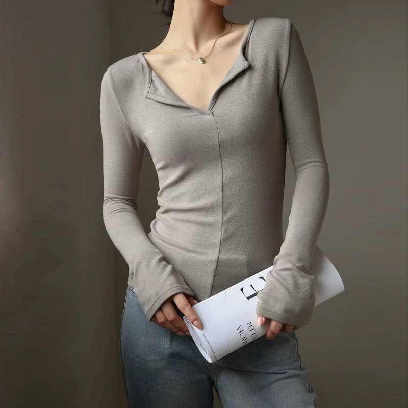 Minimalist Style Long Sleeved V-Neck Pullover T-Shirt Top for Spring Fashion Shoulder Base Top Comfortable Springwear
