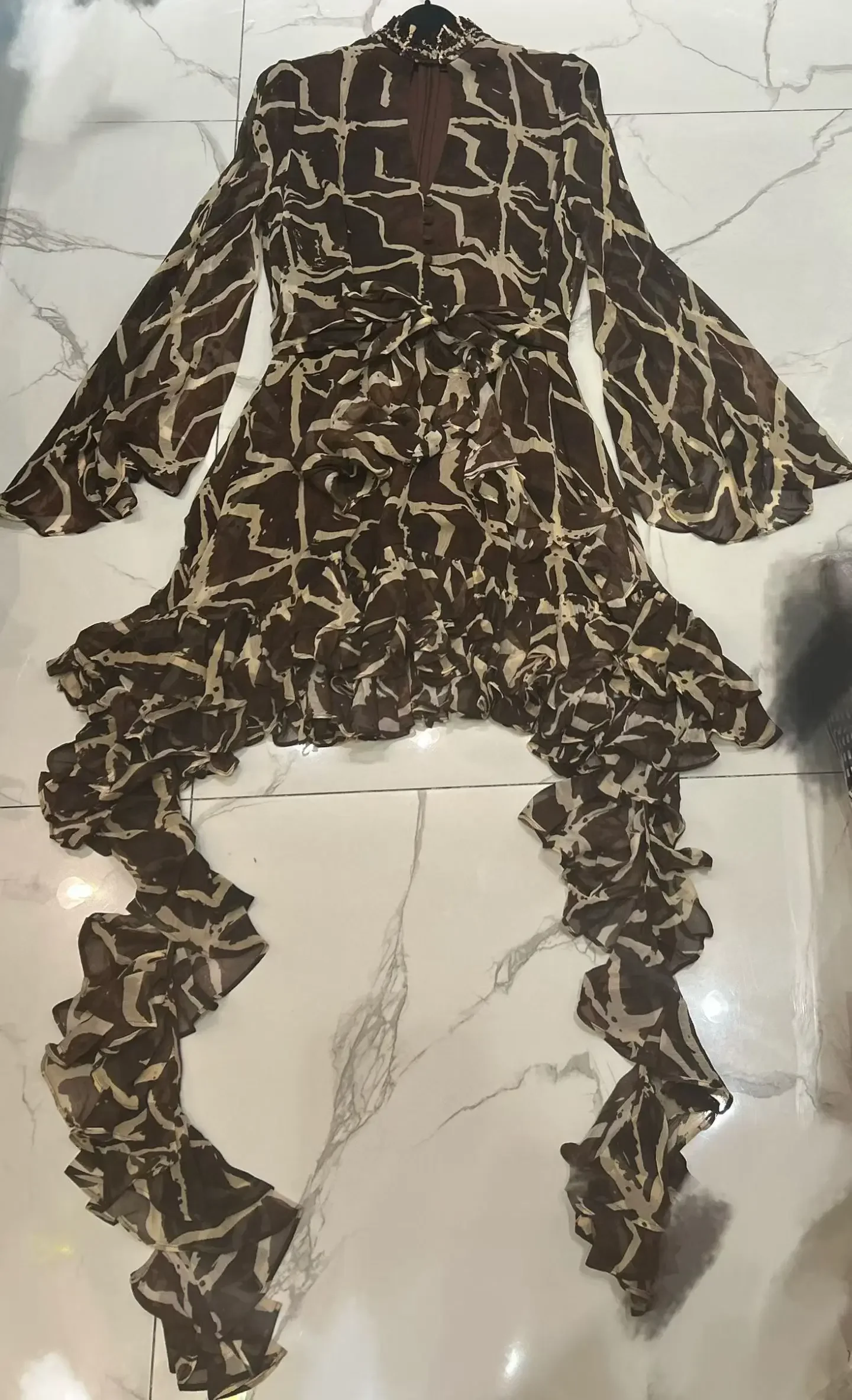 فستان نسائي قصير بطباعة هندسية مفرغة وياقة واقفة وأكمام مضيئة مزين بشريط أنيق للسيدات