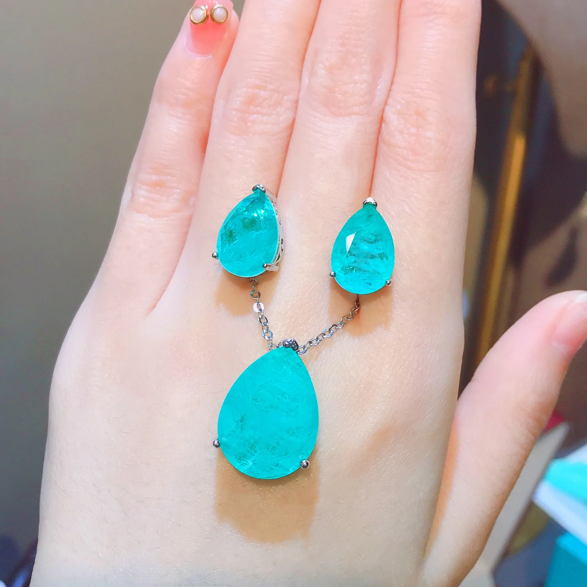 Kristall-Smaragd-Paraiba-Anhänger in Birnenform für Ohrringe und Halskette. Schmuckset für Damen. – Detail 5