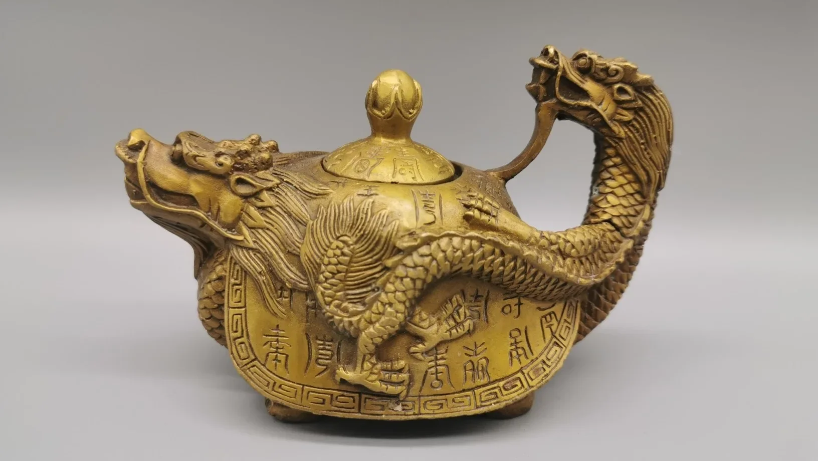 Brass teapot is strong, powerful, noble, and honorable, with a complete set of patina handicrafts and ornaments