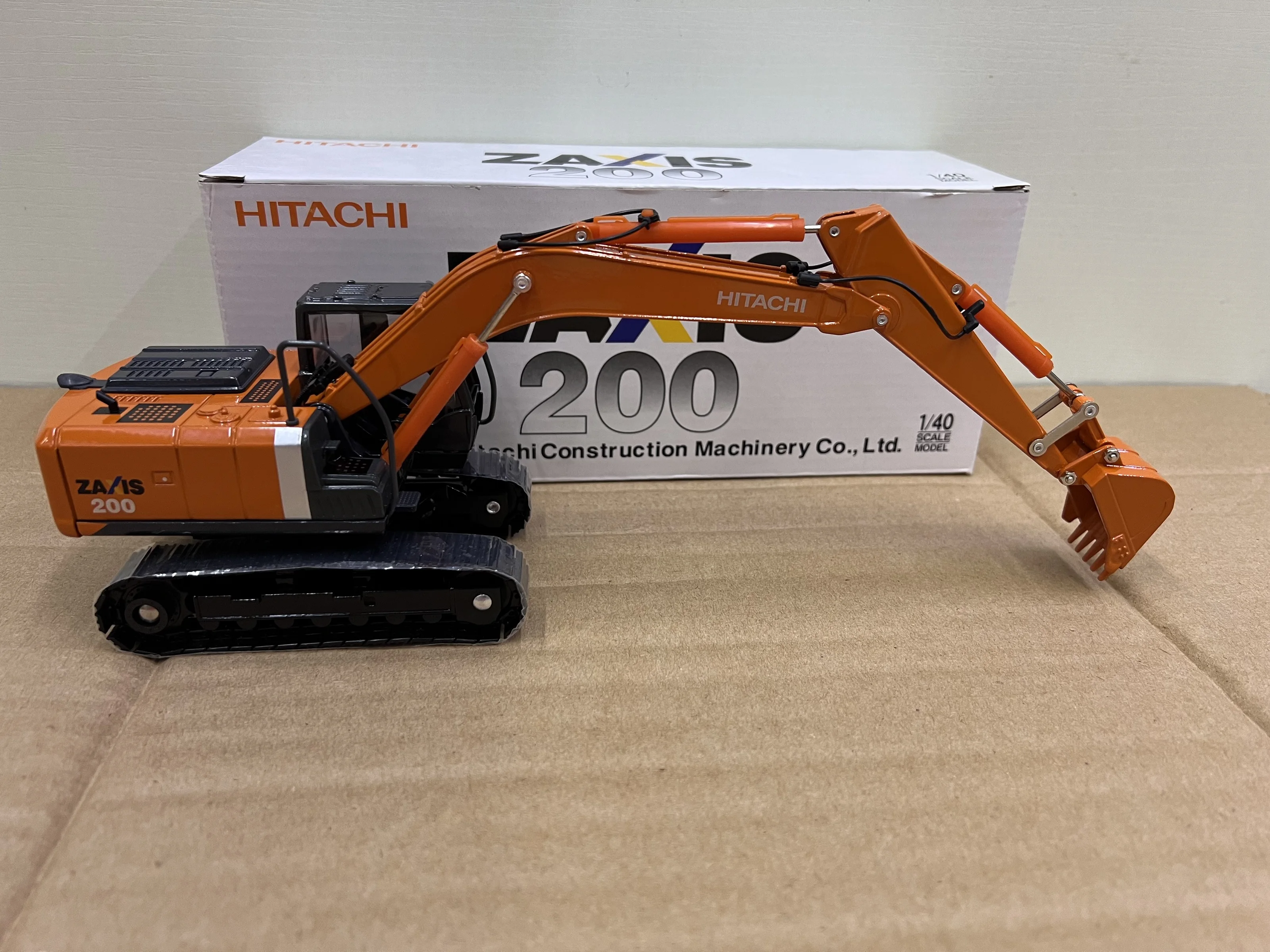 Diecast Alloy 1:40 Scale HITACHI ZAXIS 200 Engineering Excavator Model Adult Classic Collection Toy Gift Souvenir Static Display