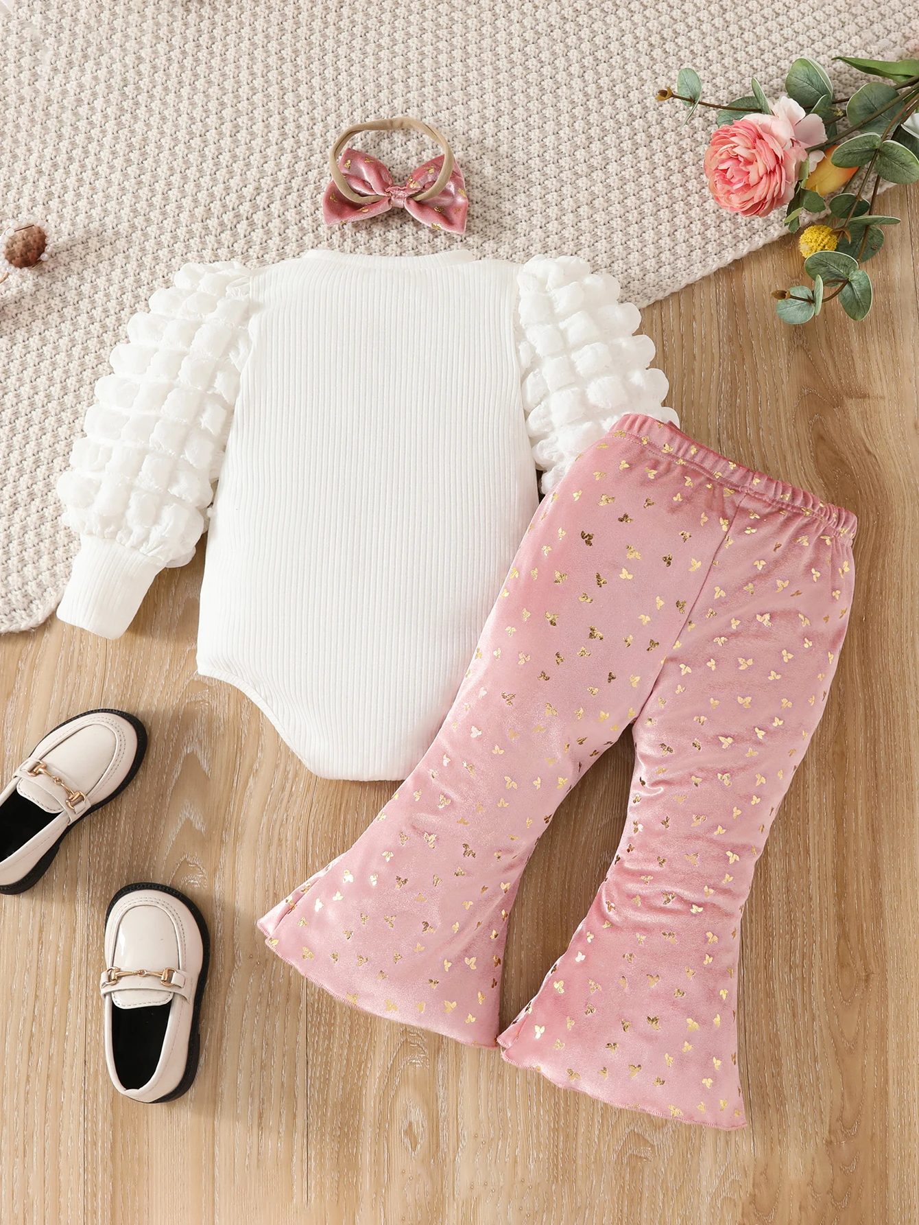 Baby girl spring and autumn bubble sleeve triangle onesie + bow bell-bottom pants + bow head with gold stamping craft set