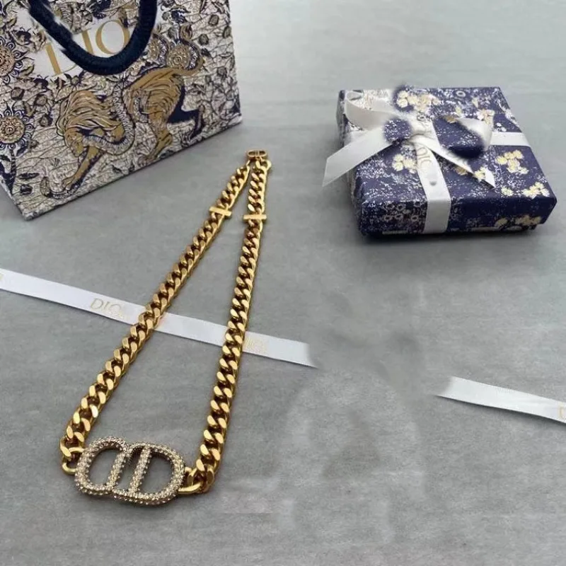 New Twist Piece Chain CD Rhinestone Necklace Fashion High Sense Niche Design Collarbone Chain