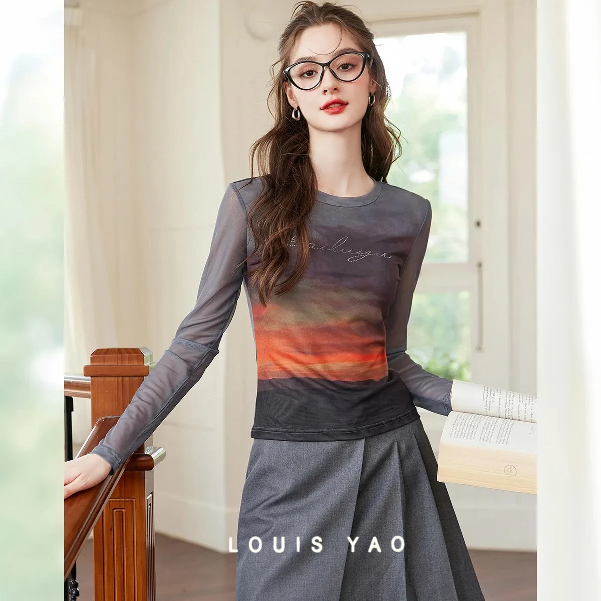 

LOUIS YAO, новые топы с буквенным принтом High Street, футболки, осенняя мода 2025 года, слегка эластичная женская повседневная футболка с круглым вырезом