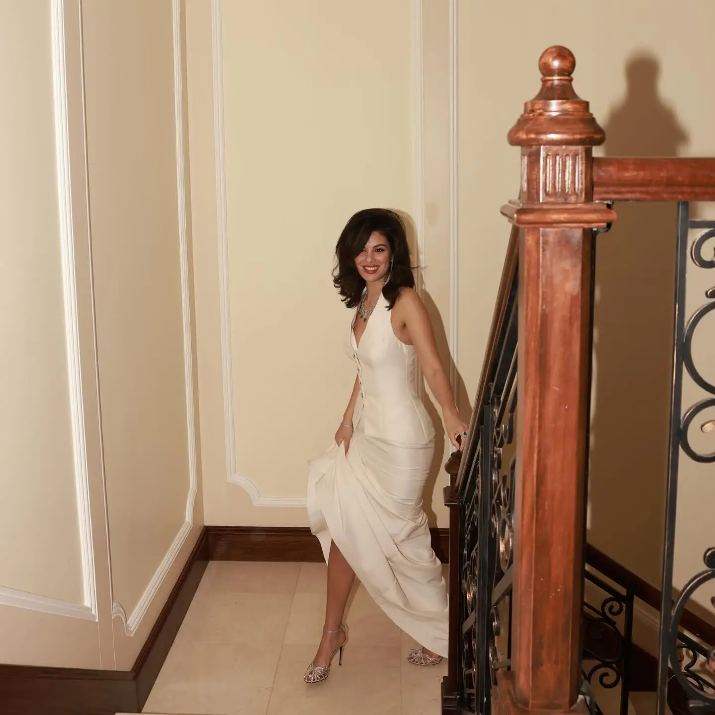 Moda personalizada jérsei botões sereia vestido de noite temperamento sem mangas halter até o chão فسات intelliات