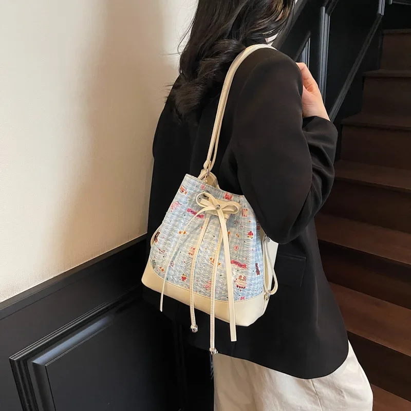 

2025 New Cute Embossed Canvas Tote Bag Large Capacity Stylish Shoulder Bag for Work Commute Casual Shopping Fashion Versatile