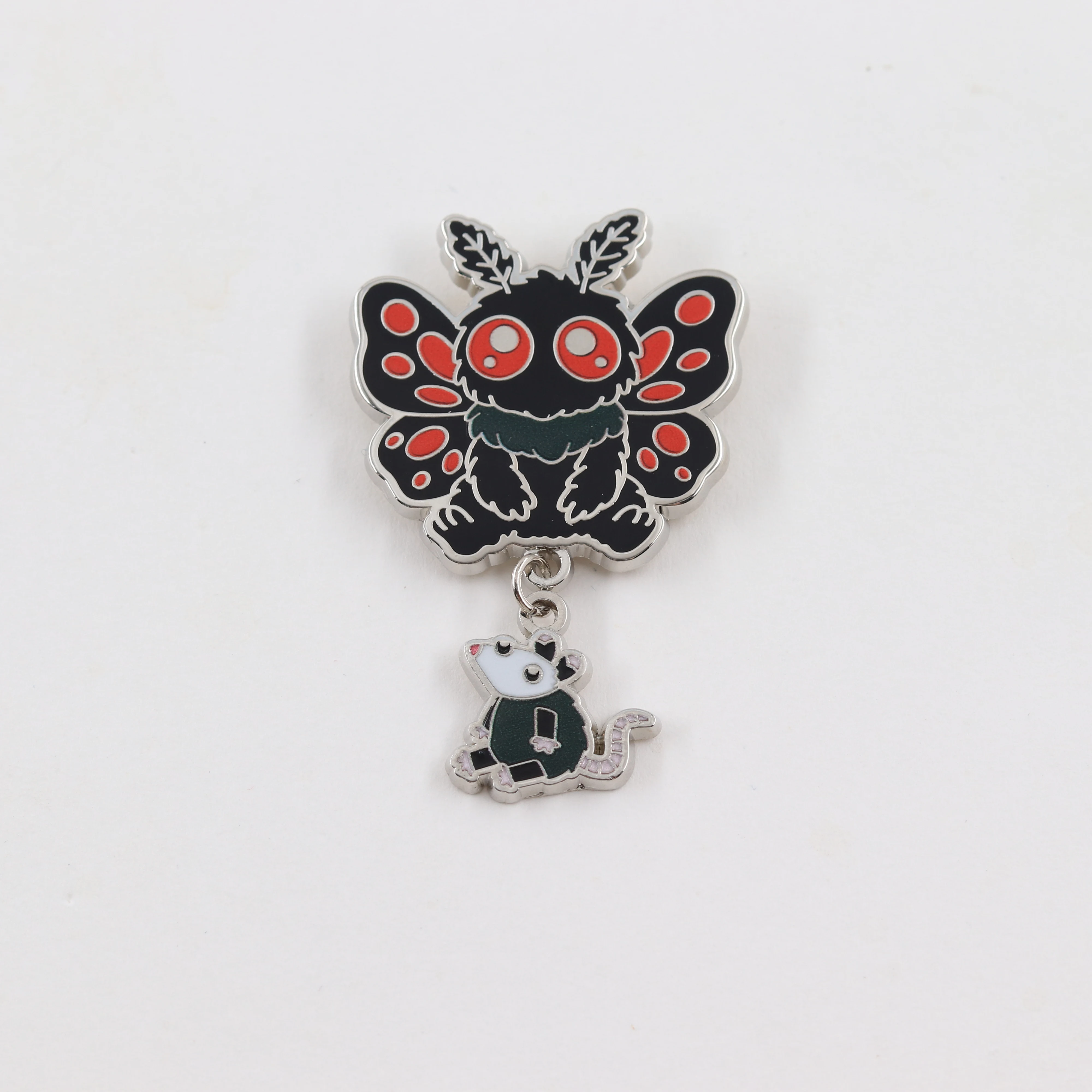 Lustige Chibi-Mothman-Emaille-Pins, kreative niedliche Kryptid-Broschen mit hängendem Opossum, skurriles Monster-Abzeichen mit roten Augen, Anstecknadel-Geschenk – Detail 10