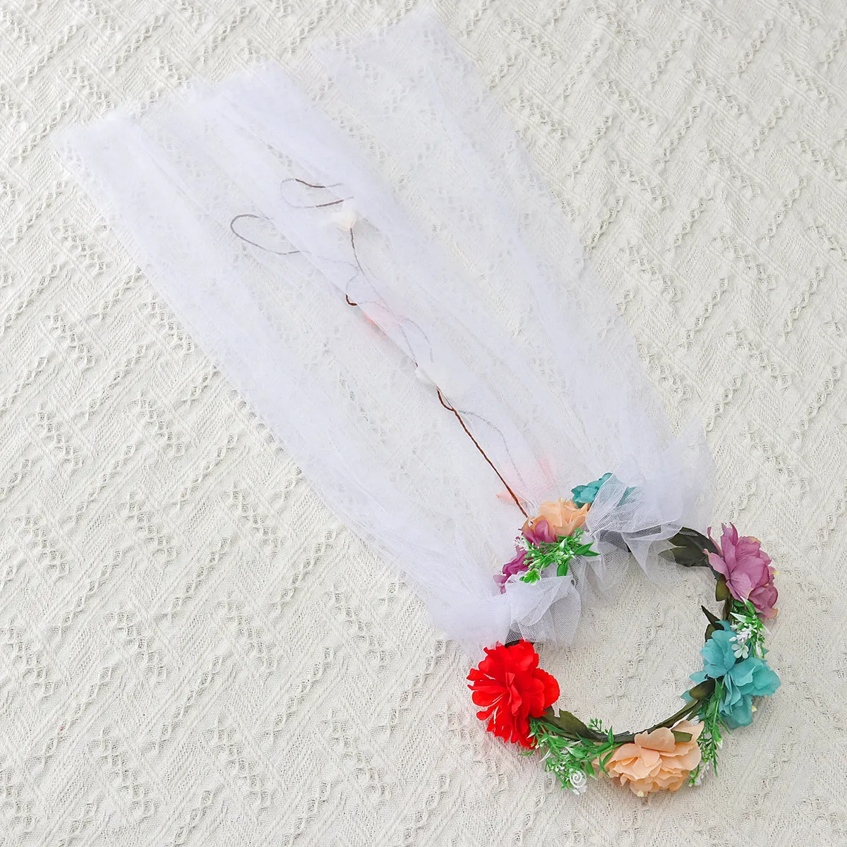 

Красивая свадебная фата из высококачественного тюля с прикрепленным цветочным венком, идеально подходит для невесты на свадебную церемонию, коктейль-вечеринку или праздничное мероприятие.