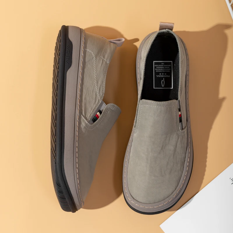 Men's lightweight and versatile canvas shoes, new style of slip on casual lazy shoes 220372