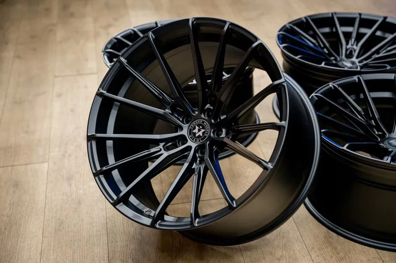 عجلات سيارة مزورة مخصصة مقعرة عميقة إطارات ألومنيوم 18 19 20 21 22 بوصة 5x114.3 5x112 5x110 5x120 حافة مزورة لسيارات BMW G80 M3 M4