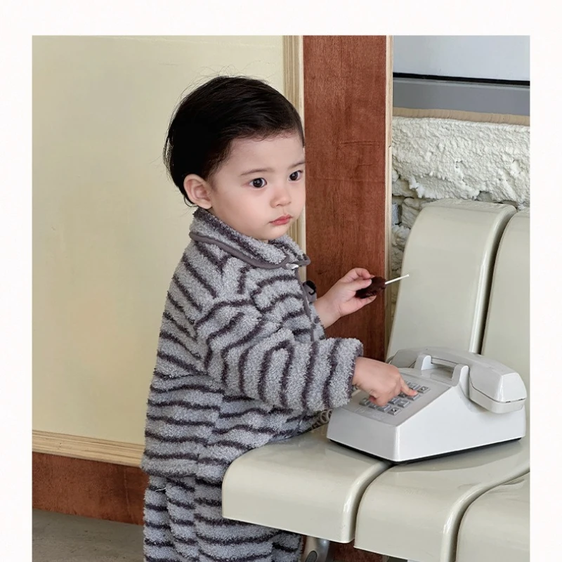 طقم بيجامة من الصوف المرجاني للأولاد 2025، ملابس نوم فائقة النعومة بأكمام طويلة للأطفال في فصل الشتاء مكونة من قطعتين