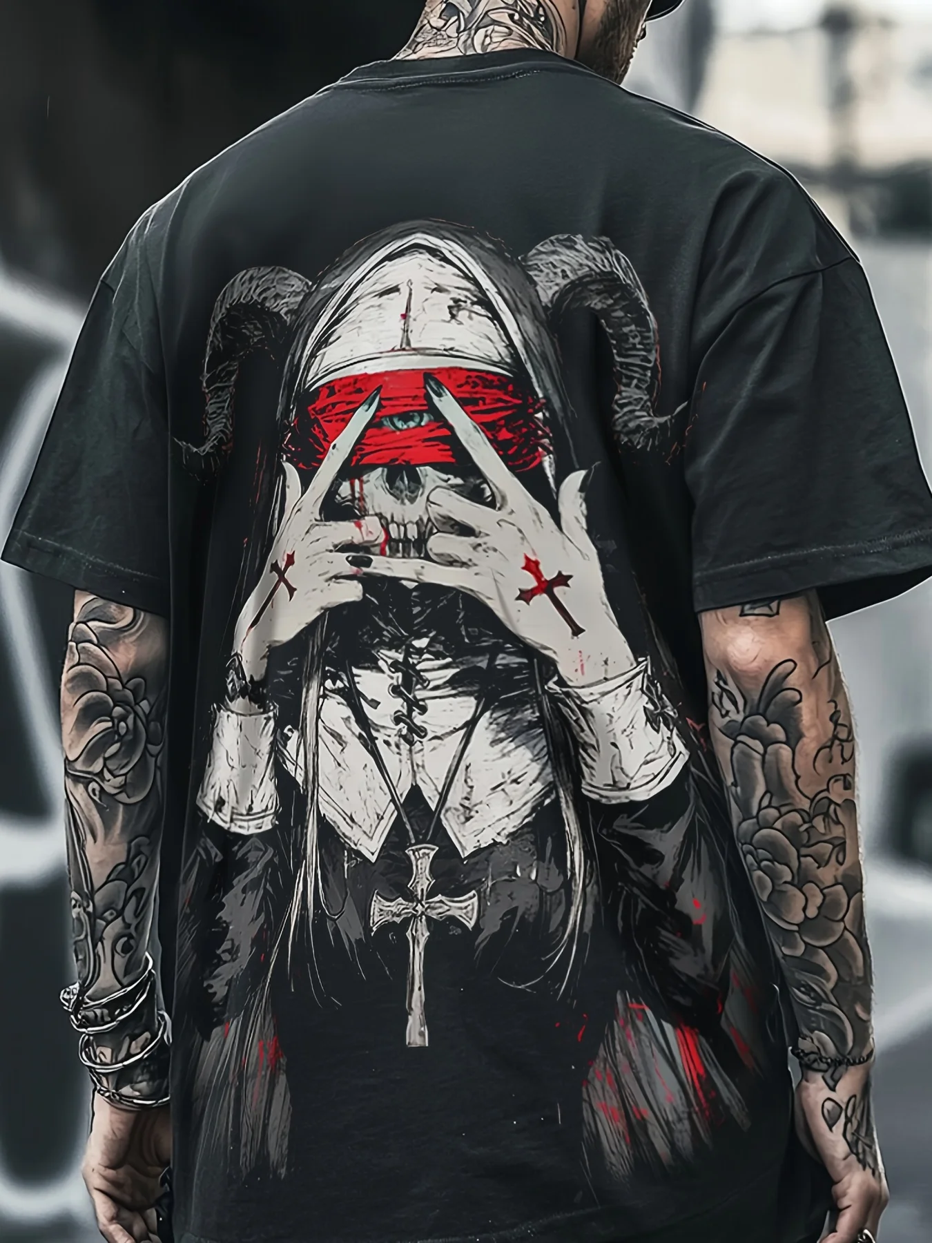 Herren Gothic T-Shirt mit Hornen und Nonnen-Totenkopf-Rückendruck, Dunkelrotes Kreuz, Horror-Streetwear, Rundhals-Oberteil