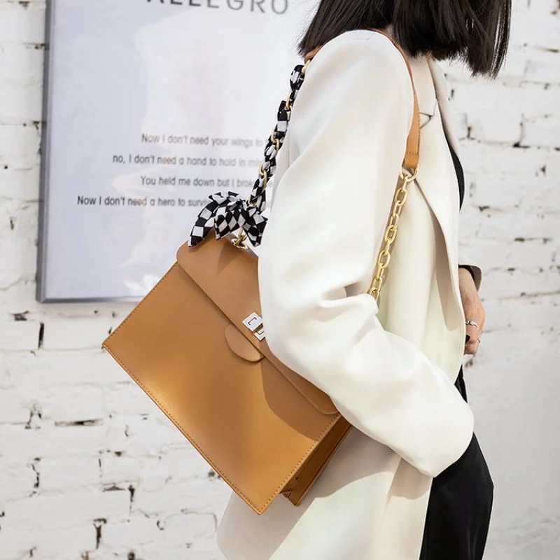 

High-End Ladies Tote Bag Crafted From Fine Leather Featuring High-End Quality And Famous Vintage Commuter Look​