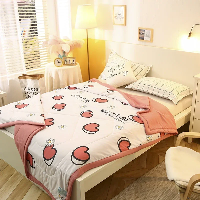 

Love Heart Daisy Pattern Summer Quilt Modern Fashionable Skin-friendly Comfortable Air Conditioning Quilts for Kids Boys Girls