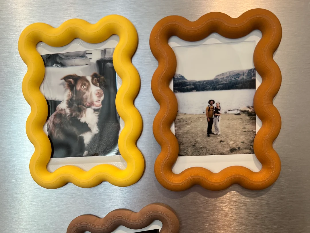 A Wavy Mini Magnetic Photo Frame, Colorful Fridge Magnet, Suitable for Polaroid Photos.