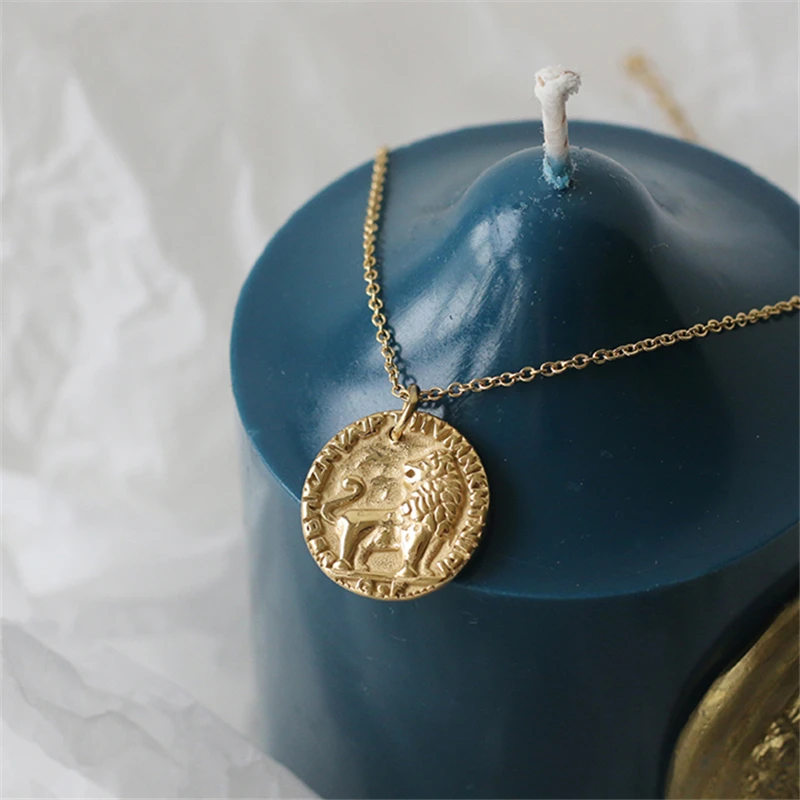 Tytanowa stalowa platerowana 18K złoty lew rzeźba moneta naszyjnik grzywny polerowany wisiorek z motywem zwierzęcym dla kobiet łańcuszek do obojczyka Choker biżuteria