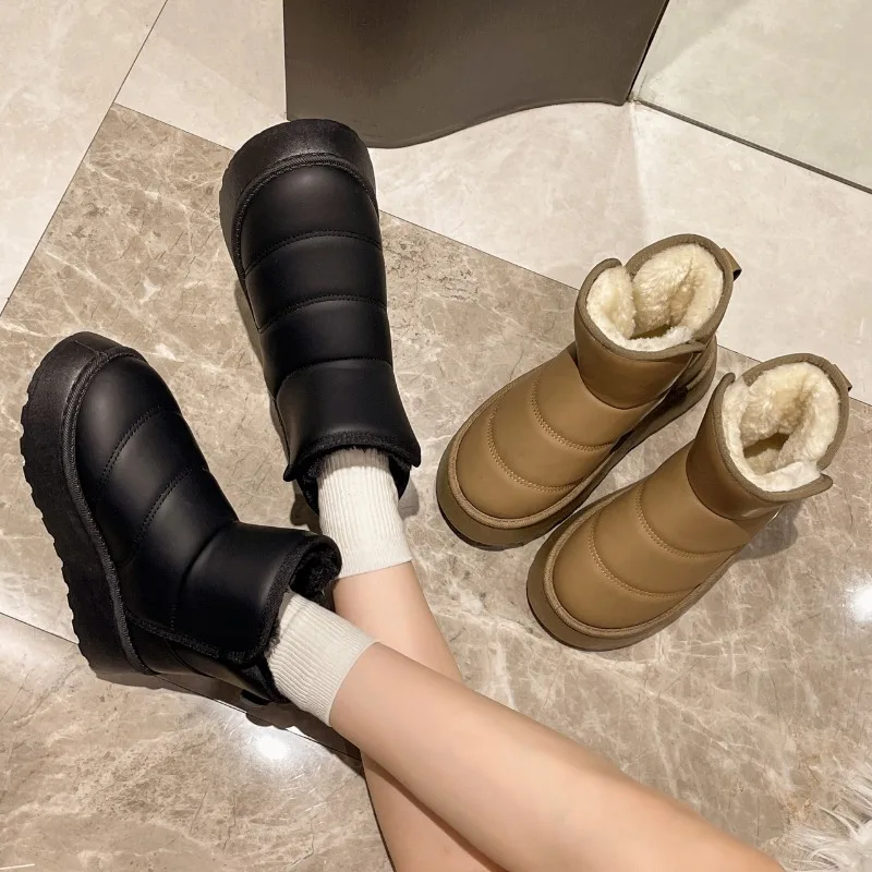 Wasserdichte Plüsch gefütterte feste Damen stiefel 2024 Winter warmer Slip auf Schneeschuhen dicke Plattform lässige flauschige Schuhe für Frauen